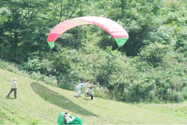 鳥になって空を飛ぼう！愛知県豊田市の中日パラグライダースクールがお手伝いします。