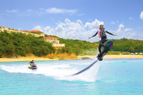 【名護市・ホバーボード】話題のヨコノリ系を体感！空飛ぶサーフィンを楽しもう！