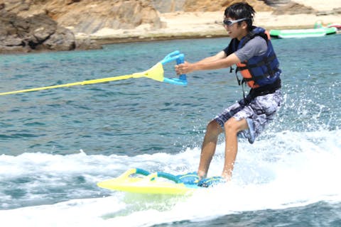 【名護市・ザップボード】ウェイクボードよりも簡単！チビっ子や女性も波乗りに！