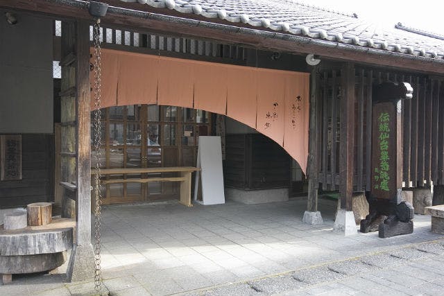 伝統の仙台箪笥をつくる熊野洞。漆塗りの技に挑戦する、箸作り体験をおこなっています。