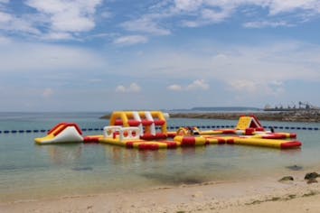 沖縄・うるま・水上アスレチック】水上アスレチック1日中遊び放題