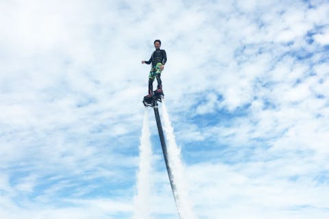 水圧で空を飛ぶ フライボード 体験予約 アソビュー