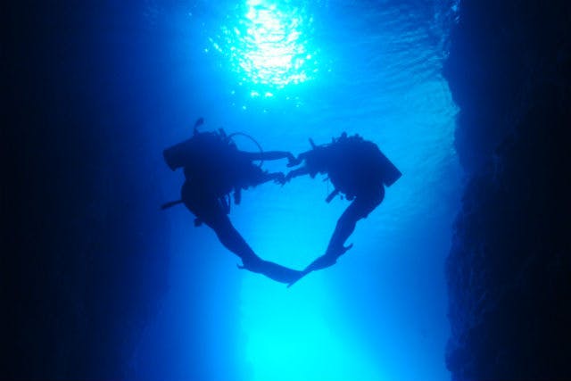 【沖縄・パラセーリング＆体験ダイビング】空を飛び、青の洞窟に潜る！とことん遊ぼう