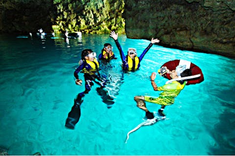 【沖縄・青の洞窟・パラセーリング+シュノーケリング】お子様にも人気！2大アクティビティを制覇！