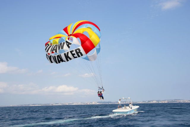 【沖縄・宜野湾・パラセーリング】最長200m！沖縄の空をパラセーリングで満喫