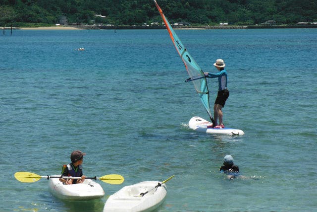 奄美大島 シーカヤック ウミガメが泳ぐ海へ繰りだそう 楽園シーカヤックスクール ツアー アソビュー