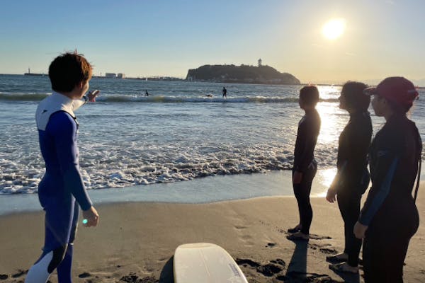 神奈川・湘南・サーフィンスクール】夕暮れの中で波乗り！サンセット