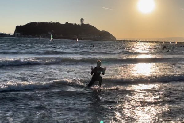 神奈川・湘南・サーフィンスクール】夕暮れの中で波乗り！サンセット