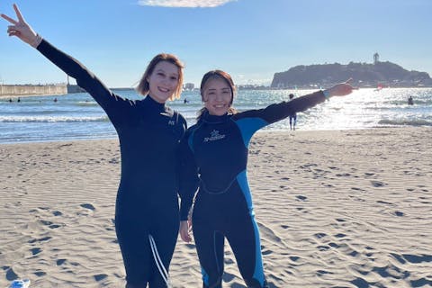 【神奈川・湘南・サーフィンスクール】社会人女性2人以上の方限定！ハイビスカスプラン