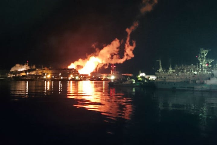 青森 八戸 屋形船 工場夜景 大型漁港を眺めよう 乗船 うみねこ餌づけ 夜プラン アソビュー 青森 八戸 屋形船 工場夜景 大型漁港を眺めよう 乗船 うみねこ餌づけ 夜プラン アソビュー
