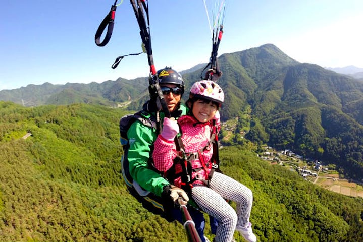 長野 パラグライダー 初心者 お子様ok 標高約1 000メートルから大空へ 二人乗り体験コース タンデムフライト 難しい操縦はインストラクターにお任せ 安心して空中散歩をお楽しみいただけます アソビュー