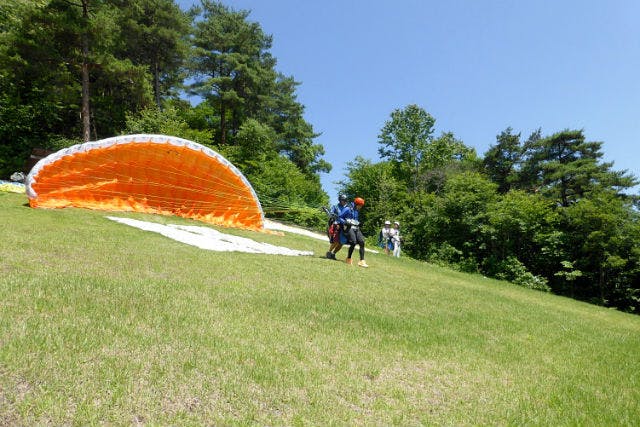 長野・パラグライダー】初心者・お子様OK！標高約1,000メートルから大空へ！二人乗り体験コース（タンデムフライト）難しい操縦はインストラクターにお 任せ！安心して空中散歩をお楽しみいただけます｜アソビュー！