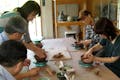 手びねり陶芸は、カタチに制限がないところが魅力♪自身の指や手を使い、陶土を綺麗に整えていきましょう。