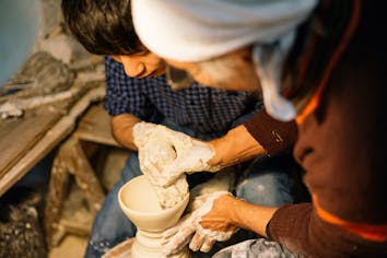佐賀・有田・陶芸】現代の名工が手とり足とり教えます！電動ろくろ体験