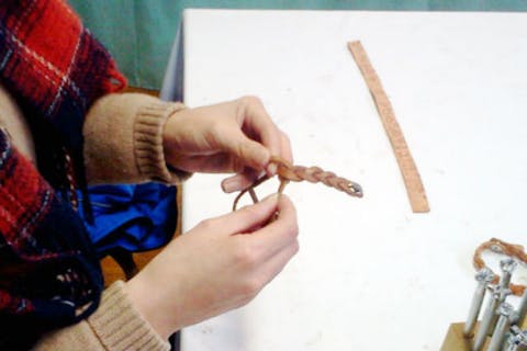 【熊本・レザークラフト】日本遺産・人吉球磨で革細工に挑戦！三つ編みブレスレット作り