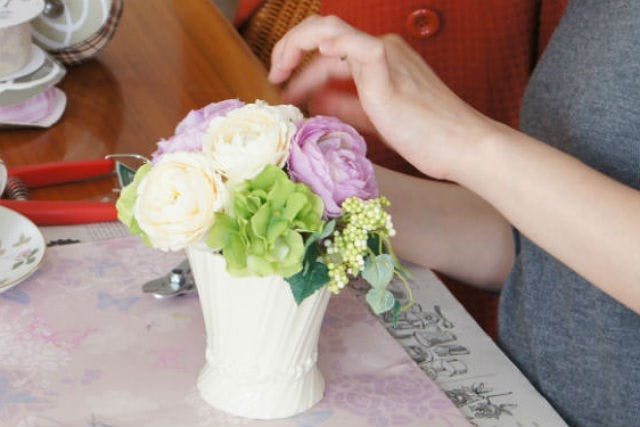 Fleuriste mignon（フルリストミニョン） (豊島区・池袋・巣鴨・大塚・目白 フラワーアレンジメント教室)の「【東京・池袋フラワーアレンジメント】池袋駅から徒歩約5分！アーティフィシャルフラワー製作（15×18cm）（しっかりアレンジレッスン）」の画像