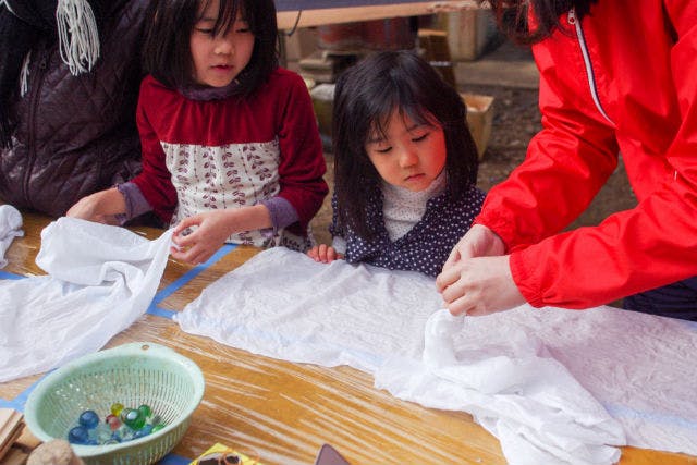 【京都・大原・染物体験】柿渋でオリジナル模様の手ぬぐいを染め上げよう！