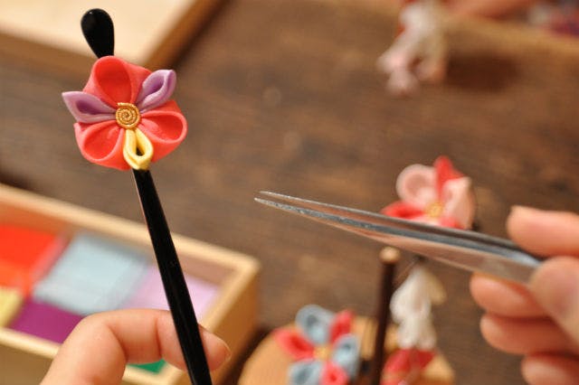 【京都・雑貨作り】築100年の京町家ではんなり体験。つまみ細工でお花の髪飾りを制作