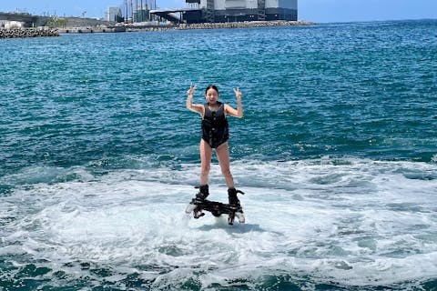 【沖縄・那覇・宜野湾】初心者大歓迎♪大人気アクティビティの【フライボード体験】足からジェット噴射で海面からテイクオフ!『Fプラン♪』