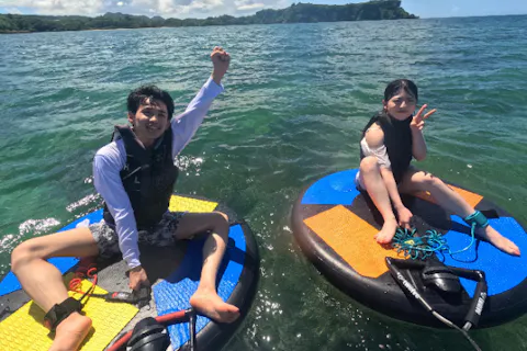 【沖縄・今帰仁村・古宇利島】初心者大歓迎♪座って滑れる新感覚マリンアクティビティ『ディスクボード』と大人気『ウェイクボード』から1点選べる大人気プラン