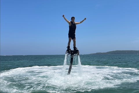 【沖縄・今帰仁・フライボード＆トーイングチューブ】今帰仁ブルーを満喫！フライボードとバナナボートや最新の乗り物がセットになった大人気プラン！10種類以上のマリンチューブを現地で1点選べるプランです♪