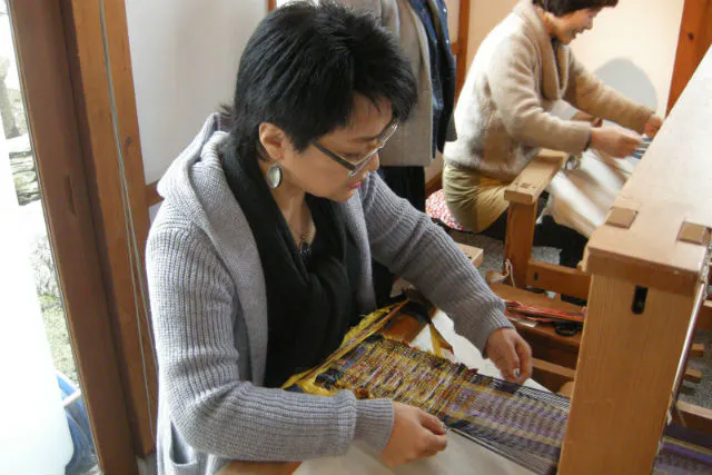 大分 機織り 厚みのある布を手早く作れる 裂織 を体験 テーブルセンター作り アソビュー