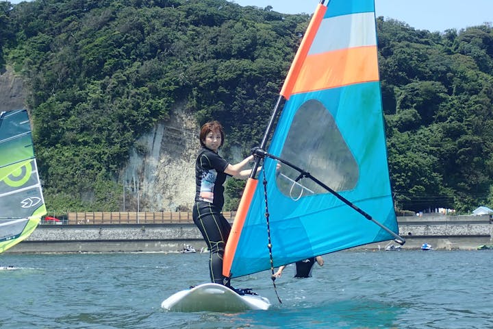 神奈川 逗子 ウィンドサーフィン 風をつかまえて海を走ろう ウィンドサーフィン 初回 半日 アソビュー