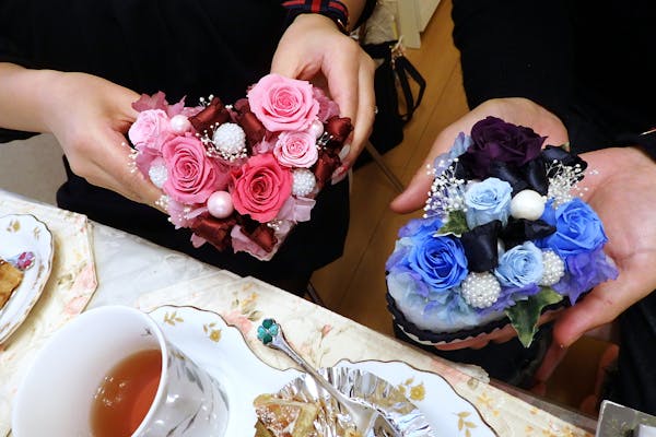 神奈川・瀬谷・プリザーブドフラワー】バラとパールを散りばめて