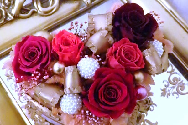 神奈川・瀬谷・プリザーブドフラワー】バラとパールを散りばめて