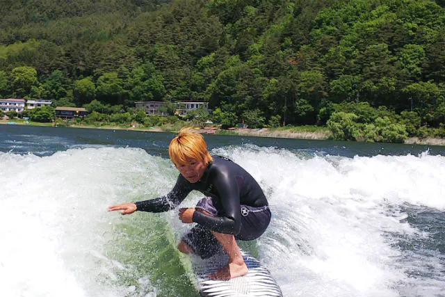 山梨 河口湖 ウェイクサーフィン 丁寧でわかりやすい 9割が立てるようになるウェイクサーフィン体験 アソビュー