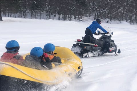 【秋田・田沢湖・ラフティング】《TAZAWAKO WINTER BASE》スノーラフティングツアーセットプラン（焚き火ブースorかまくらブースレンタル+アウトドアグルメ+スノーギアレンタル）