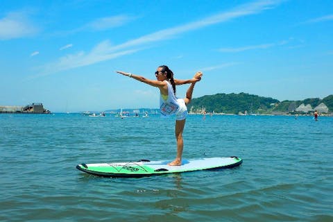 【神奈川・逗子・SUP】波のゆらめきに身をまかせて。ヨガサップ体験