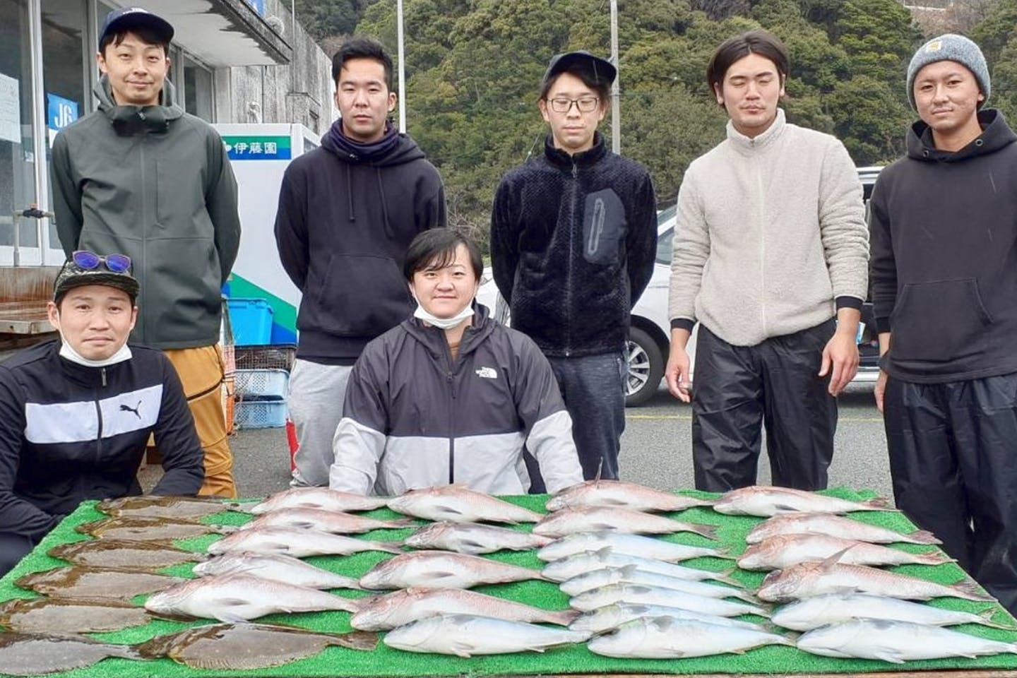 三重 釣り場 海上釣り堀で本格的 6時間釣り放題でヒラメ1枚のおみやげ付き 親子ペア1組限定 アソビュー