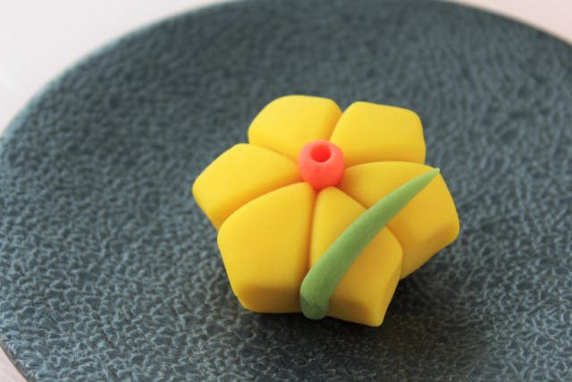 【東京・千駄木・和菓子作り体験】練り切り２種作りと簡単な抹茶点てレッスン＆試食(180分)