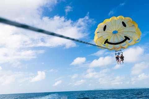♪当日予約大歓迎♪☆ボートで行く青の洞窟シュノーケリング&東海岸パラセーリング☆超高画質GoPro撮影・餌付無料★手ぶらOK☆お得なセットプラン☆
