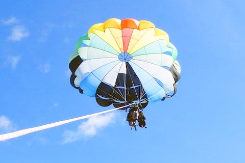 【沖縄県・うるま市発・絶景パラセーリング】4歳から参加OK！島々に囲まれた屋慶名沖から見る絶景★人気観光スポット「海中道路」近くなのでパラセーリング後もすぐに観光を楽しめる！！