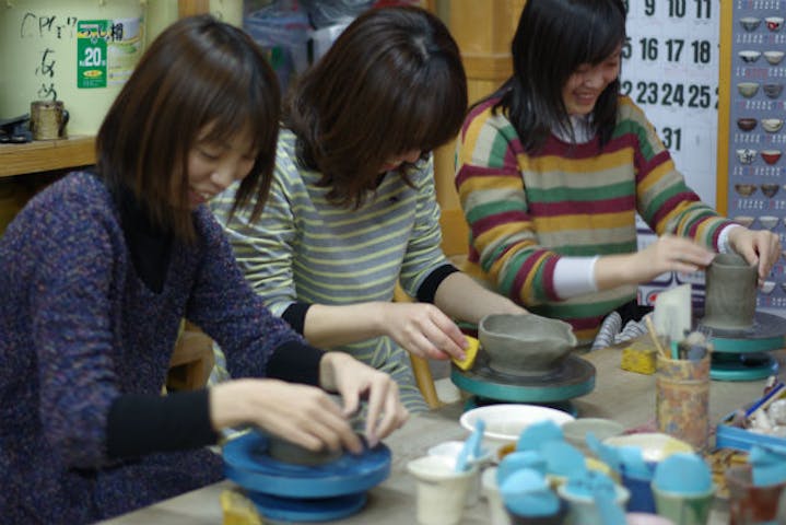 岡山 美作 手びねり 湯郷温泉街で陶芸 旅の思い出にお茶碗作りはいかが 500gの粘土で作る手びねり陶芸体験 アソビュー