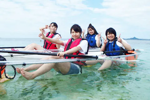 【沖縄・備瀬・シーカヤック】全体が透明！スケルトンカヤック（1時間）