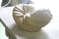 陶芸は「手びねり」という手法で行います。粘土の塊をお渡ししますので、手回しろくろでの成形をお楽しみください。