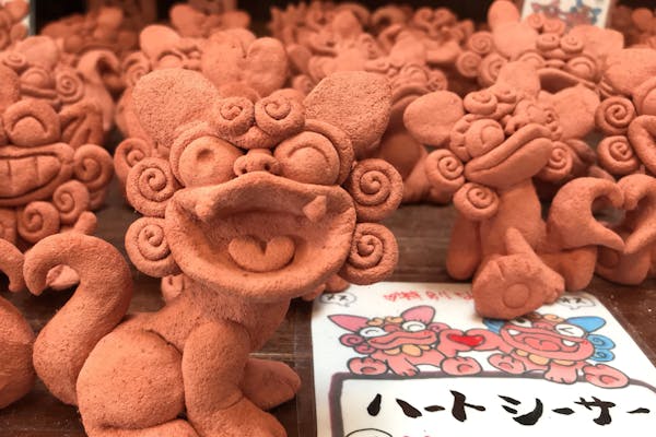 コロナ自宅支援！シーサー 1世帯1匹プレゼント】スタッフと一緒に