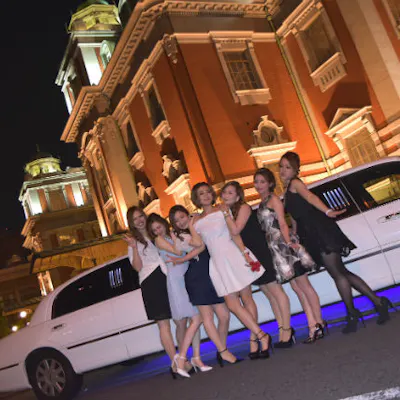 大阪市 リムジンレンタル 最高級車両でご案内 大阪のまちを贅沢にクルージング アソビュー 大阪市 リムジンレンタル 最高級車両でご案内 大阪のまちを贅沢にクルージング アソビュー