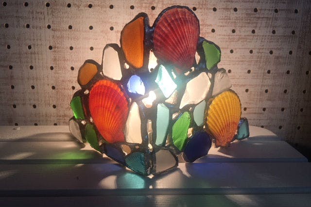 神戸・ステンドグラス風ランプシェード】マリングラスをハンダ付け