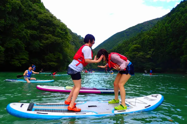 奥多摩レイクSUP◇東京の秘境で、森と湖に癒されるSUP体験♪駅から約1