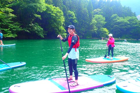 奥多摩レイクSUP◆東京の秘境で、森と湖に癒されるSUP体験♪駅から約1分で女子旅にも◎キレイな更衣室で女性・カップルにも大好評♪ 小学5年生からOK!ファミリーでも楽しめます！