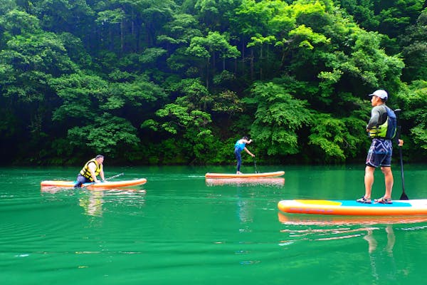 奥多摩レイクSUP◇東京の秘境で、森と湖に癒されるSUP体験♪駅から約1