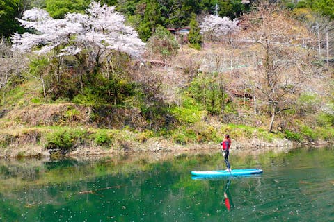 奥多摩レイクSUP◆東京の秘境で、森と湖に癒されるSUP体験♪駅から約1分で女子旅にも◎キレイな更衣室で女性・カップルにも大好評♪ 小学5年生からOK!ファミリーでも楽しめます！
