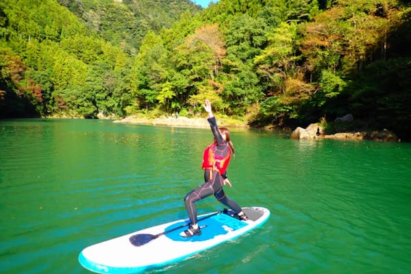 奥多摩レイクSUP◇東京の秘境で、森と湖に癒されるSUP体験♪駅から約1