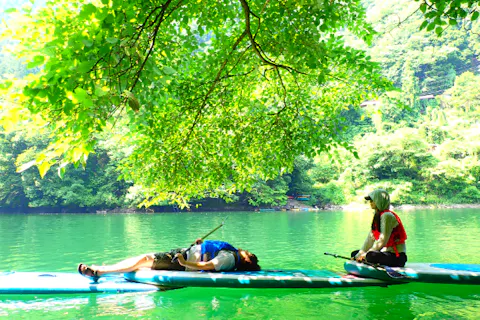 奥多摩レイクSUP◆東京の秘境で、森と湖に癒されるSUP体験♪駅から約1分で女子旅にも◎キレイな更衣室で女性・カップルにも大好評♪ 小学5年生からOK!ファミリーでも楽しめます！