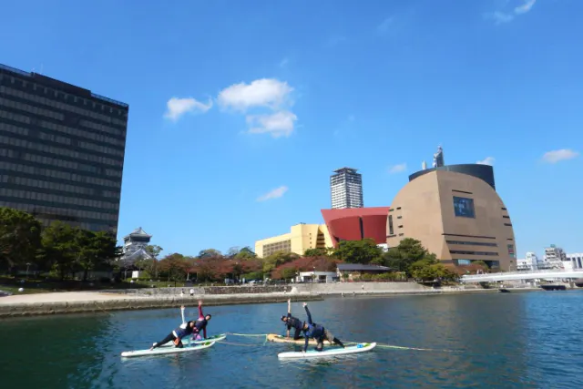 【福岡・北九州・サップ】水の揺らぎを全身で感じるサップヨガ！クルーズ付90分（写真撮影付）