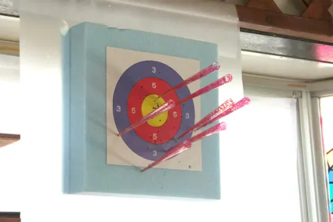 埼玉 春日部市 吹き矢体験 プッと吹いて的当て 吹き矢体験 2ゲーム アソビュー